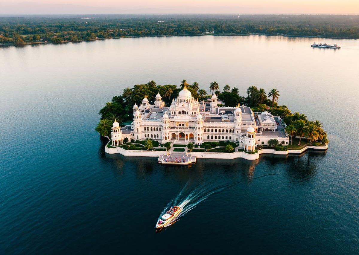 Taj Lake Palace в Удайпуре: лучший отель мира на озере Пичола